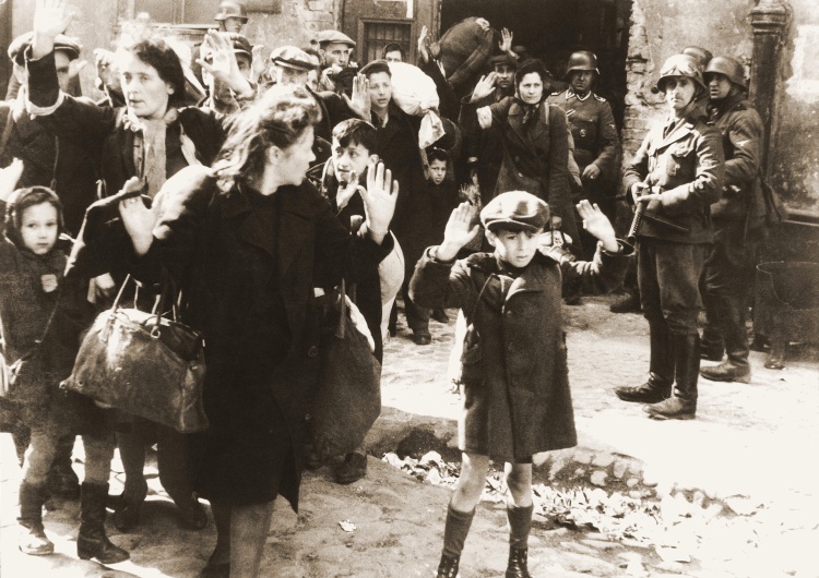 Żydowska ludność cywilna schwytana podczas tłumienia powstania 79 lat temu w getcie warszawskim wybuchło powstanie