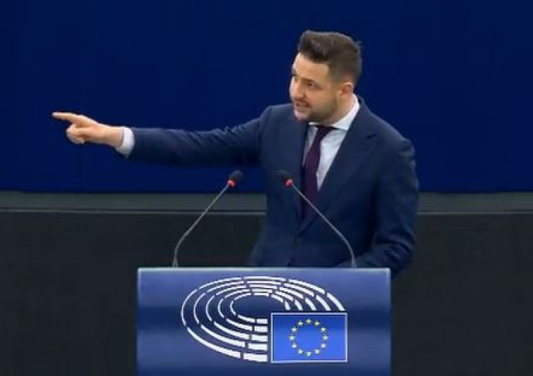 Europoseł Patryk Jaki „UE znów mówi o «polskich zbrodniach». Brawo Ochojska i partia Tuska”. Mocne wystąpienie Patryka Jakiego [WIDEO]