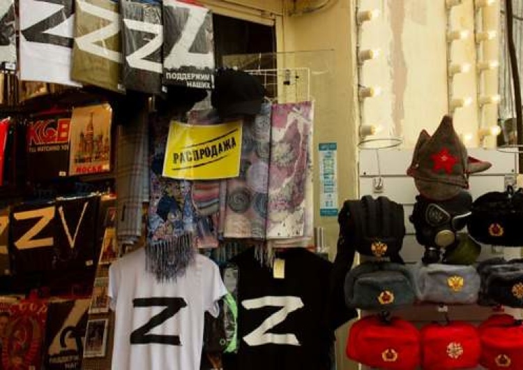 Gadżety z symbolem rosyjskiej inwazji Koszulki, słodycze, gadżety z literą