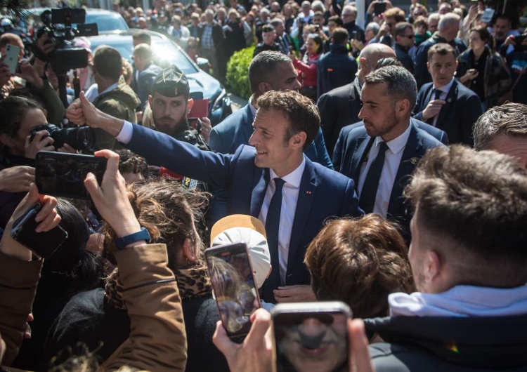Według sondaży Emmanuel Macron wygrywa z Marine Le Pen. Pierwsze komentarze
