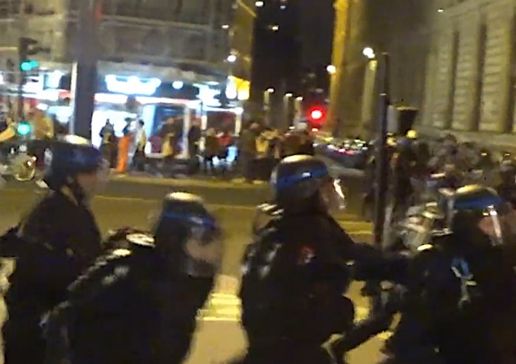 Paryż. Plac Republiki. Zamieszki po wygranej Emmanuela Macrona w wyborach Paryż. Plac Republiki. Antymacronowskie zamieszki. Brutalna interwencja policji [FOTO, WIDEO]