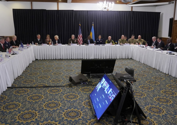 Spotkanie w amerykańskiej bazie wojskowej Ramstein w Niemczech, 26 kwietnia 2022 r. Ramstein. Min. Błaszczak: Wiele państw wymienia Polskę jako kraj, który od początku jest bardzo mocno zaangażowany w pomoc Ukrainie
