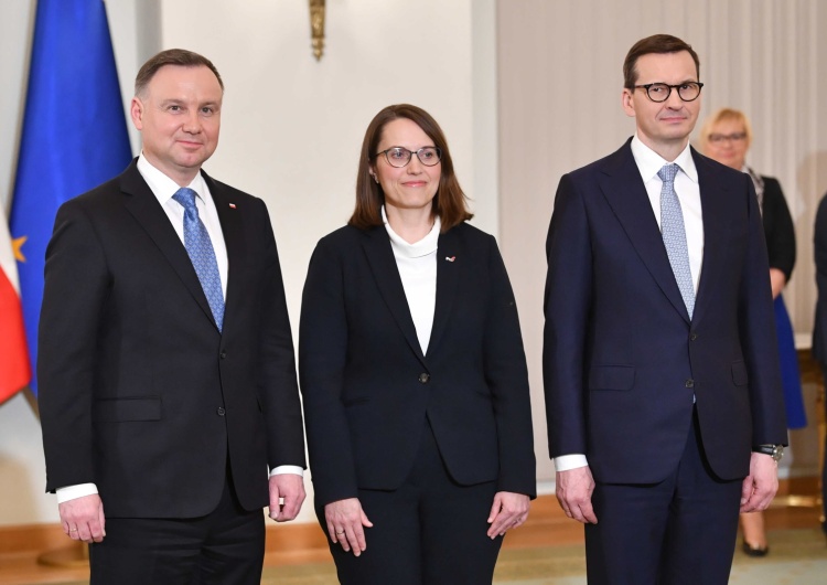 Od lewej: Prezydent Andrzej Duda, minister finansów Magdalena Rzeczkowska i premier Mateusz Morawiecki Jak Polacy oceniają działania rządu RP wobec wojny na Ukrainie? [SONDAŻ]