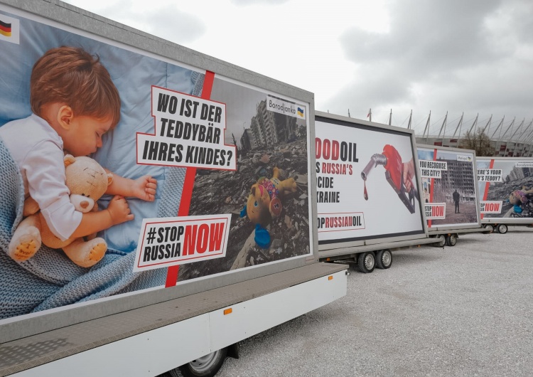 Bilboard prezentujący kampanię #StopRussiaNOW Włochy: Duże zainteresowanie polskim billboardem przed Koloseum w ramach akcji „Stop Russia now!”