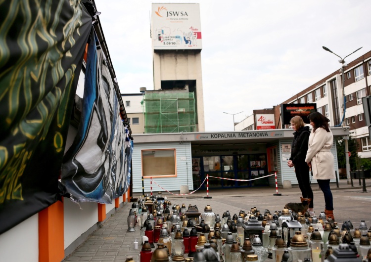 Znicze przed kopalnią węgla kamiennego Borynia-Zofiówka Ruch Zofiówka w Jastrzębiu-Zdroju, 26.04.2022 r. JSW podała dane o ofiarach wybuchu w Zofiówce. Górnicy osierocili łącznie 18 dzieci