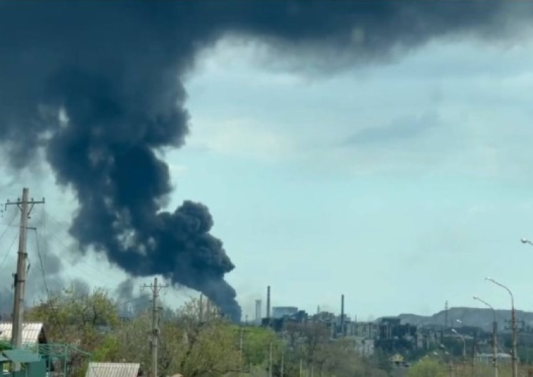 Screen Obrońcy Mariupola: w zakładach Azowstal powstał wielki pożar po rosyjskim bombardowaniu