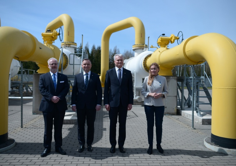 Prezydent RP Andrzej Duda, prezydent Litwy Gitanas Nauseda, unijna komisarz ds. energii Kadri Simsons i prezydent Łotwy Egils Levits Prezydenci Polski, Litwy i Łotwy oraz komisarz UE ds. energii otworzyli interkonektor gazowy Polska-Litwa