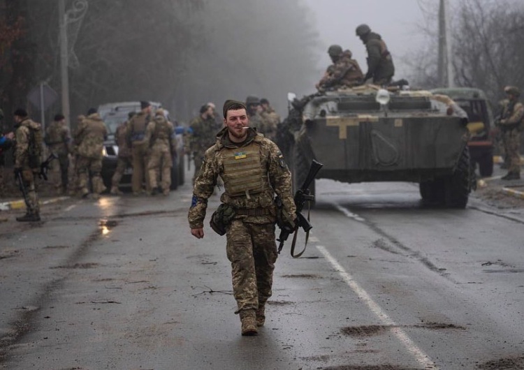 Ukraiński żołnierz Trwa ukraiński kontratak w okolicach Iziumu. Wykrwawione elitarne rosyjskie oddziały wycofane do Rosji?