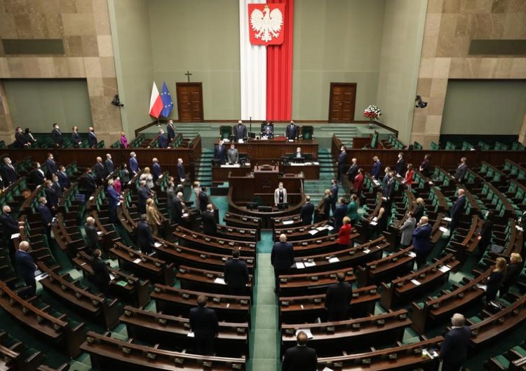  [najnowszy sondaż] Zjednoczona Prawica w górę, spadek Hołowni, Konfederacja poza Sejmem