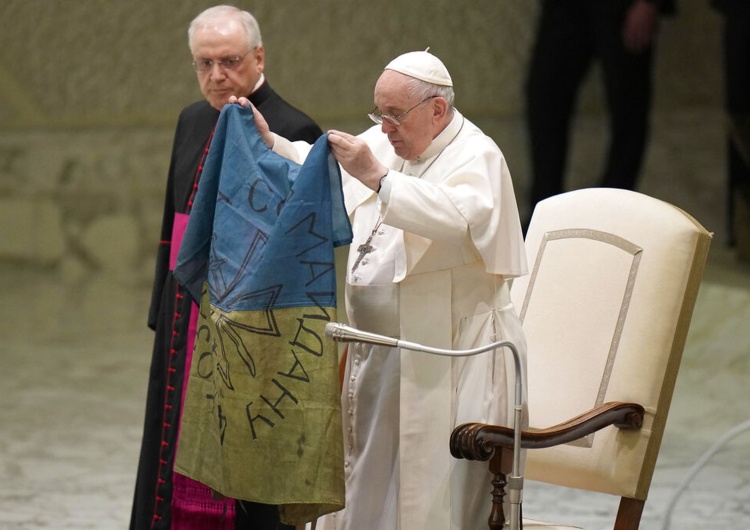 Papież Franciszek Jak Polacy oceniają postawę papieża Franciszka? Jego postawa wobec wojny na Ukrainie zmieniła wszystko [SONDAŻ]