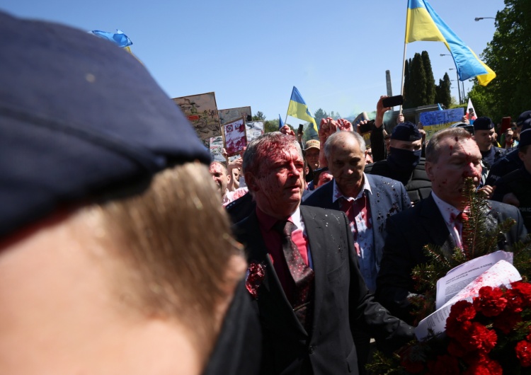 Oblany farbą rosyjski ambasador Igor Andriejew Były senator PO: Ukraińska dziennikarka, która wywołała skandal dyplomatyczny, powinna być wydalona z Polski