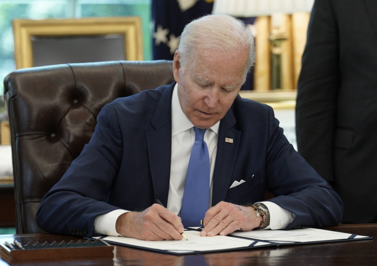 Joe Biden Prezydent Biden podpisał ustawę Lend-Lease dla Ukrainy