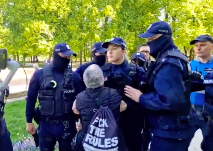  [WIDEO] „Babcia Kasia” krzyczy do policjantów: „Skur*ielu!”; „Ped*łem jesteś”?