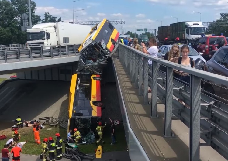 Autobus spadł wiaduktu, most Grota-Roweckiego, Warszawa, relacja sprzed przyjazdu służb, 26 czerwca 2020 r. Warszawa: Wraca sprawa wypadku autobusu, który spowodował kierowca po amfetaminie. Nowe informacje
