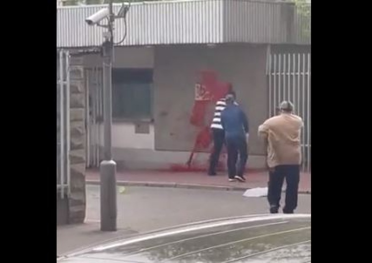  [wideo] Rosjanie oblali czerwoną farbą polską ambasadę w Moskwie
