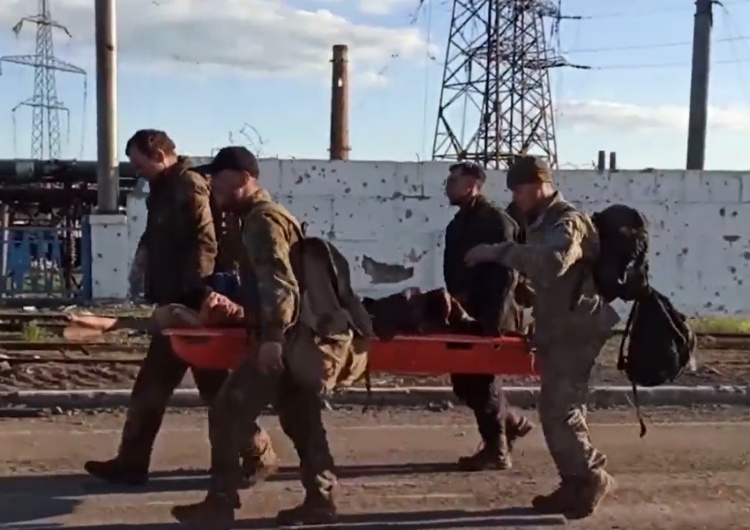 Ukraińscy żołnierze opuszczają Azowstal „Bohaterowie”. Są nagrania ukraińskich żołnierzy opuszczających kombinat Azowstal [WIDEO]