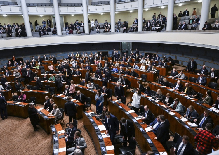 Fiński parlament zatwierdził wniosek o członkostwo w NATO Parlament Finlandii zaakceptował wniosek o przyjęcie do NATO