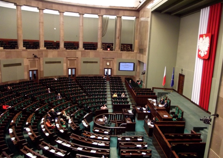 Sala posiedzeń Sejmu RP Politycy opozycji zapytani o ewentualność przedwczesnych wyborów. Poseł PO: Wtedy wszystkie problemy spadłyby na nas