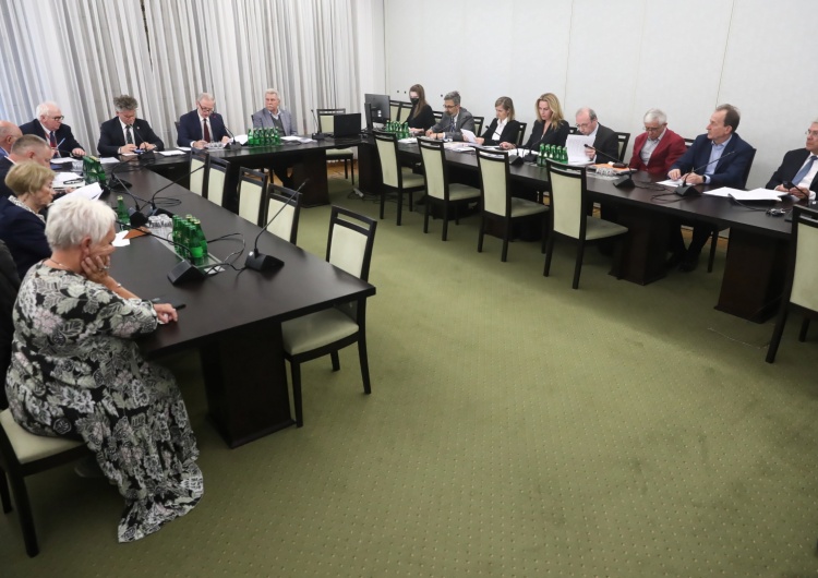Posiedzenie senackiej komisji regulaminowej w Senacie w Warszawie, 17 maja 2022 r. Wniosek o uchylenie immunitetu marszałka Grodzkiego. Senacka komisja podjęła decyzję