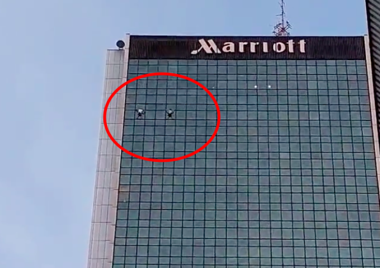  [WIDEO] Warszawa: Dwóch mężczyzn postanowiło wspiąć się na Marriott bez żadnych zabezpieczeń