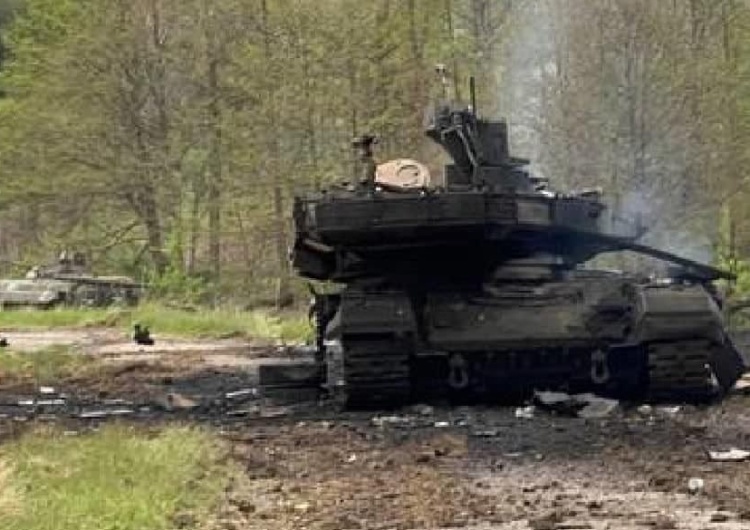 Zdjęcie ilustracyjneniszczony rosyjski najnowszy czołg T-90 M  Francuski ekspert: Rosja mogła już stracić jedną czwartą swoich czołgów