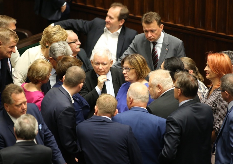  [SONDAŻ] PiS ma powody do zadowolenia. Złe wieści dla Hołowni