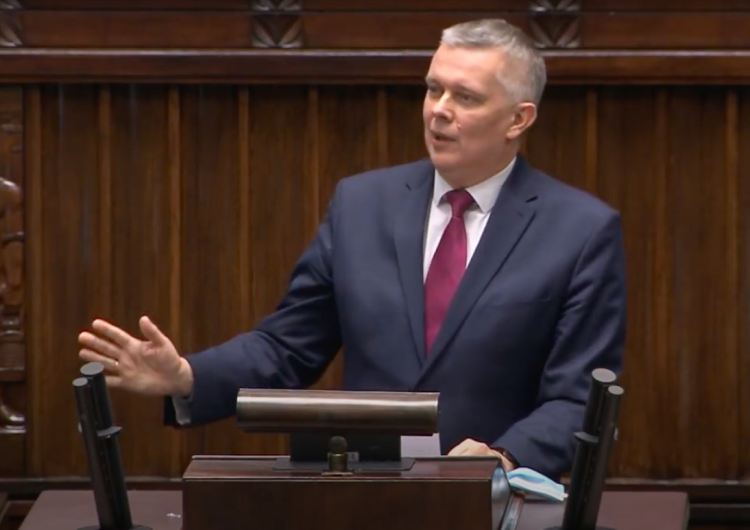Siemoniak: „9 maja 2010 Lech Kaczyński jechał…”. Internauta: „Już nie żył! Jakim trzeba być kretynem”