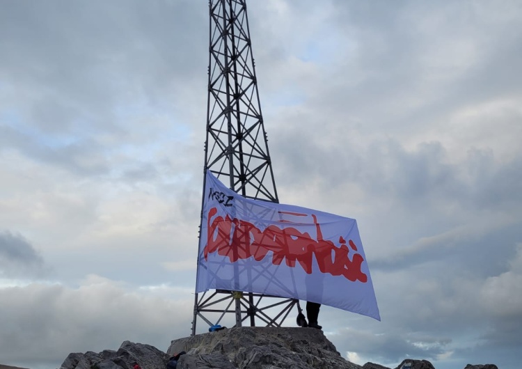  Wnieśli na Giewont flagę Solidarności dla uczczenia XXX KZD