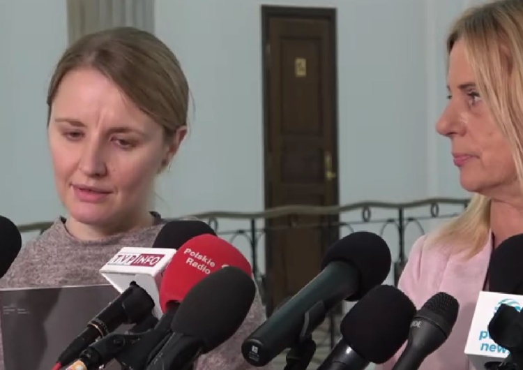 Lewica atakuje rząd za niewpuszczanie nielegalnych migrantów.