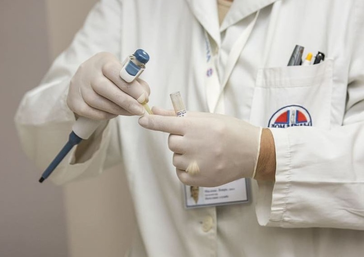 21 dni kwarantanny lub nadzoru epidemiologicznego w przypadku narażenia na ospę małpią. Minister zdrowia podpisał rozporządzenie
