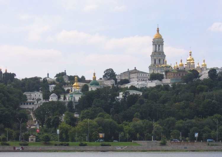 Ławra Peczerska – prawosławny klasztor w Kijowie, siedziba zwierzchnika Ukraińskiego Kościoła Prawosławnego Patriarchatu Moskiewskiego Ukraińska Cerkiew Prawosławna Patriarchatu Moskiewskiego ogłosiła niezależność od rosyjskiej Cerkwi