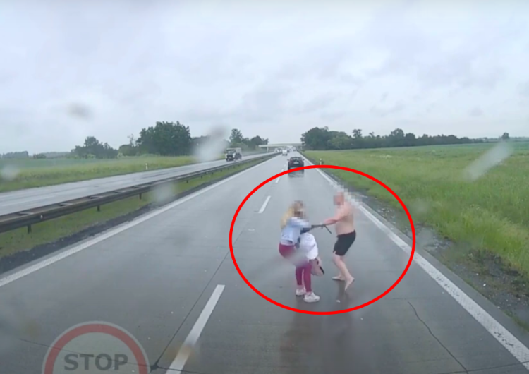  [WIDEO] Szokujące sceny na autostradzie A4. Półnagi mężczyzna szarpał się z kobietą na środku jezdni