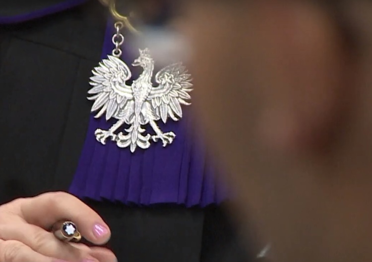 sędzia „Oznacza to, że proces sędziego, który odpowiada za zgwałcenie koleżanki sędzi, nie będzie mógł być prowadzony. Brawo Senat”