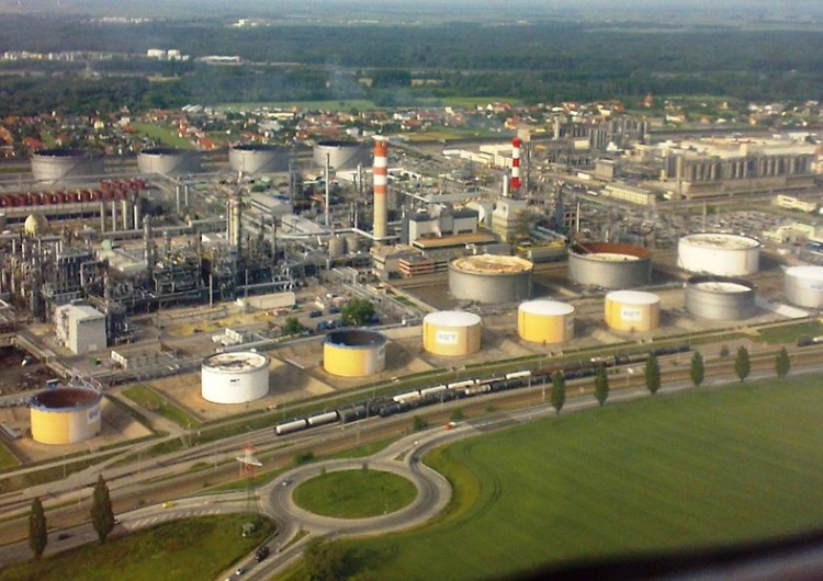 „Uszkodzona główna instalacja destylacyjna w rafinerii”. Austria sięga po rezerwy