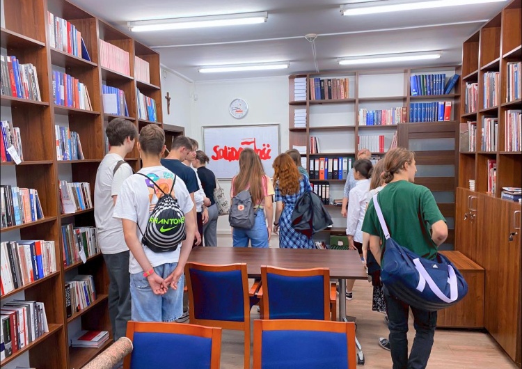 fot. msz Licealiści z Gdyni z wizytą w Archiwum KK