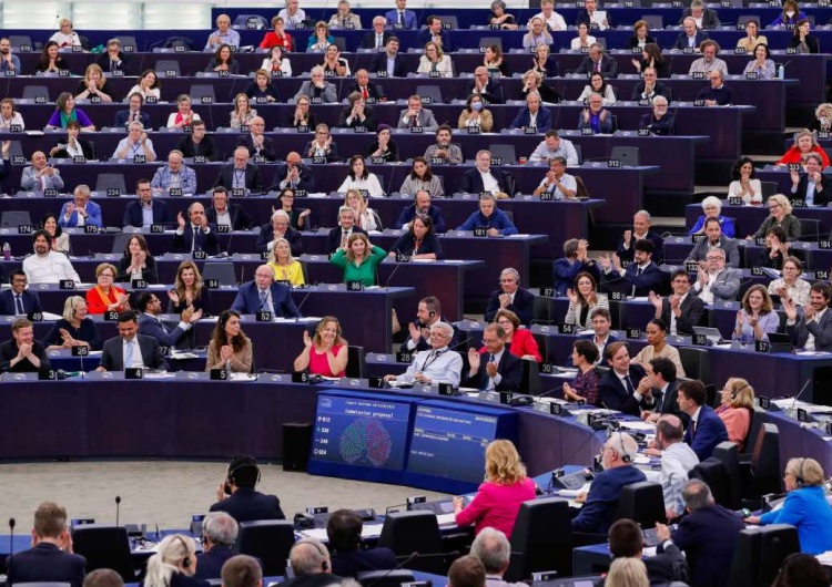 Parlament Europejski wściekły na porozumienie ws. Polski? Przyjęto krytyczną rezolucję