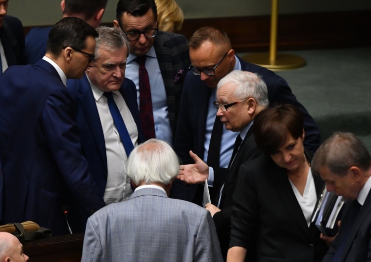 Najnowszy sondaż: PiS i KO tracą. Dobre wieści dla Hołowni i Konfederacji