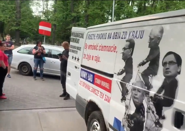  [wideo] „Je**ć PiS, (…) pisowcy wypier****ć!” Tak wyglądało blokowanie stacji Orlenu