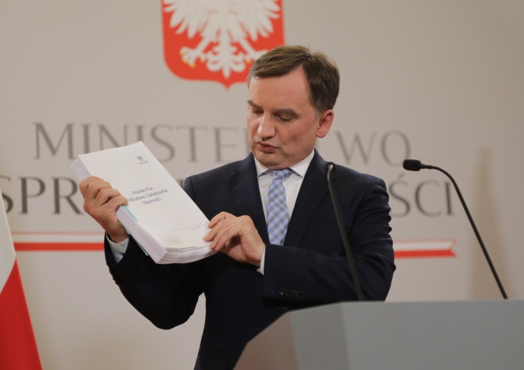 Minister sprawiedliwości Zbigniew Ziobro [WIDEO] Zbigniew Ziobro chce się założyć z premierem o... butelkę śliwowicy łąckiej. Zaskakujące słowa ministra