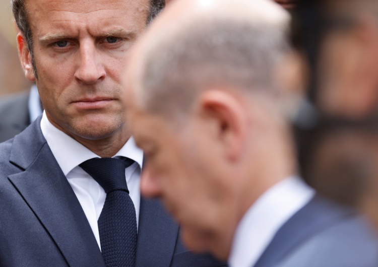 Olaf Scholz, w tle: Emmanuel Macron 