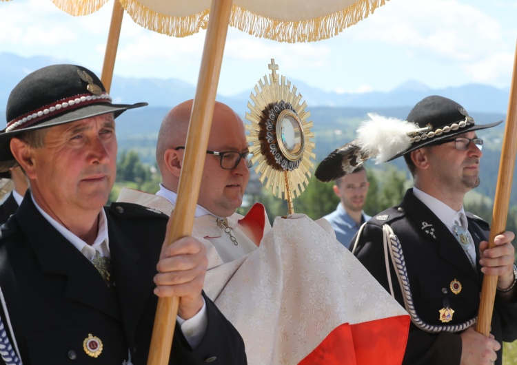 Góralska procesja Bożego Ciała Uroczystość Bożego Ciała. Przez całą Polskę przeszły procesje [WIDEO, FOTO]