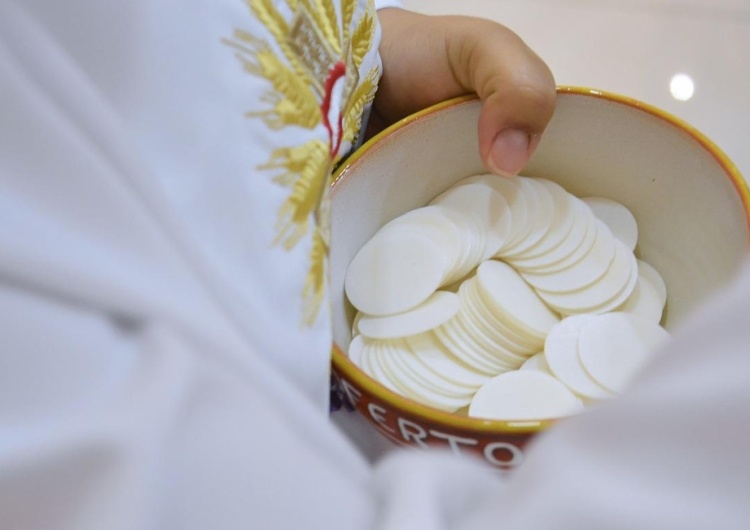  „Kanibalizm”. Szokujące. Jezuita zaatakował… Eucharystię i Boże Ciało