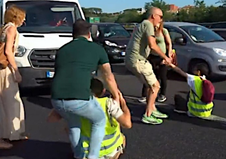  [WIDEO] Radykalni ekolodzy zablokowali ulicę. Kierowcy wzięli sprawy w swoje ręce