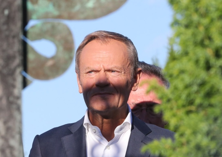 Donald Tusk Tusk mówi, jakiego chce Kościoła. „Żeby ludzie nie mieli wrażenia, że idą do biura poselskiego PiS” [WIDEO]