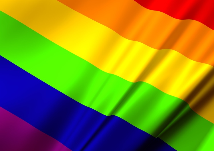 flaga LGBTQ+ USA: biskup odbiera szkole jezuickiej status placówki katolickiej