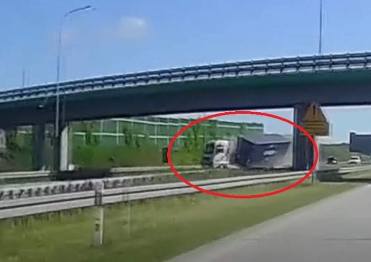  [WIDEO] Groźny wypadek na A1. Potężne zderzenie dwóch ciężarówek