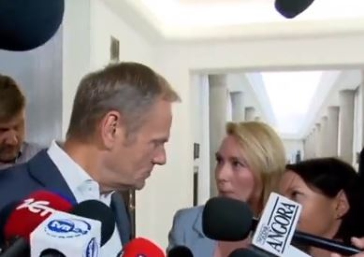  [wideo] Tusk kpiąco reaguje na happening Jachiry. „Mówi pani tak, jakby nie wiem, co zrobiła no”