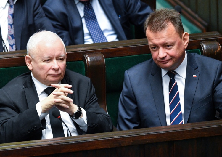 Od lewej: Jarosław Kaczyński, Mariusz Błaszczak „Czystej wody fake news”. Mocna odpowiedź PiS na publikację „SE” nt. „planów prezydenckich” Jarosława Kaczyńskiego