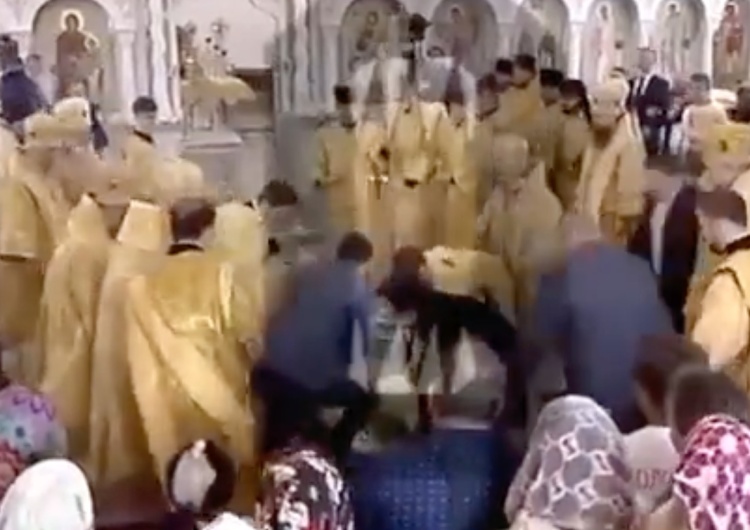  Patriarcha Cyryl poślizgnął się i upadł w trakcie nabożeństwa. Sieć obiegło nagranie [WIDEO]