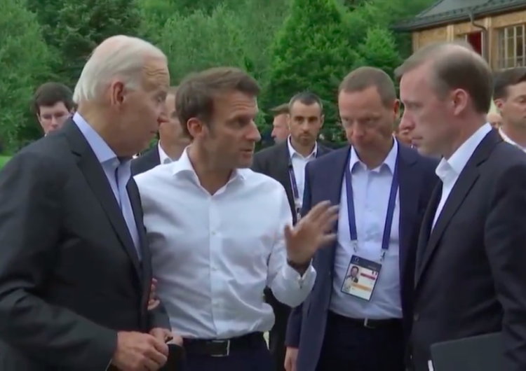  [WIDEO] Biden rozmawiał z Macronem. Nagle wkroczył doradca prezydenta USA. Jest nagranie 